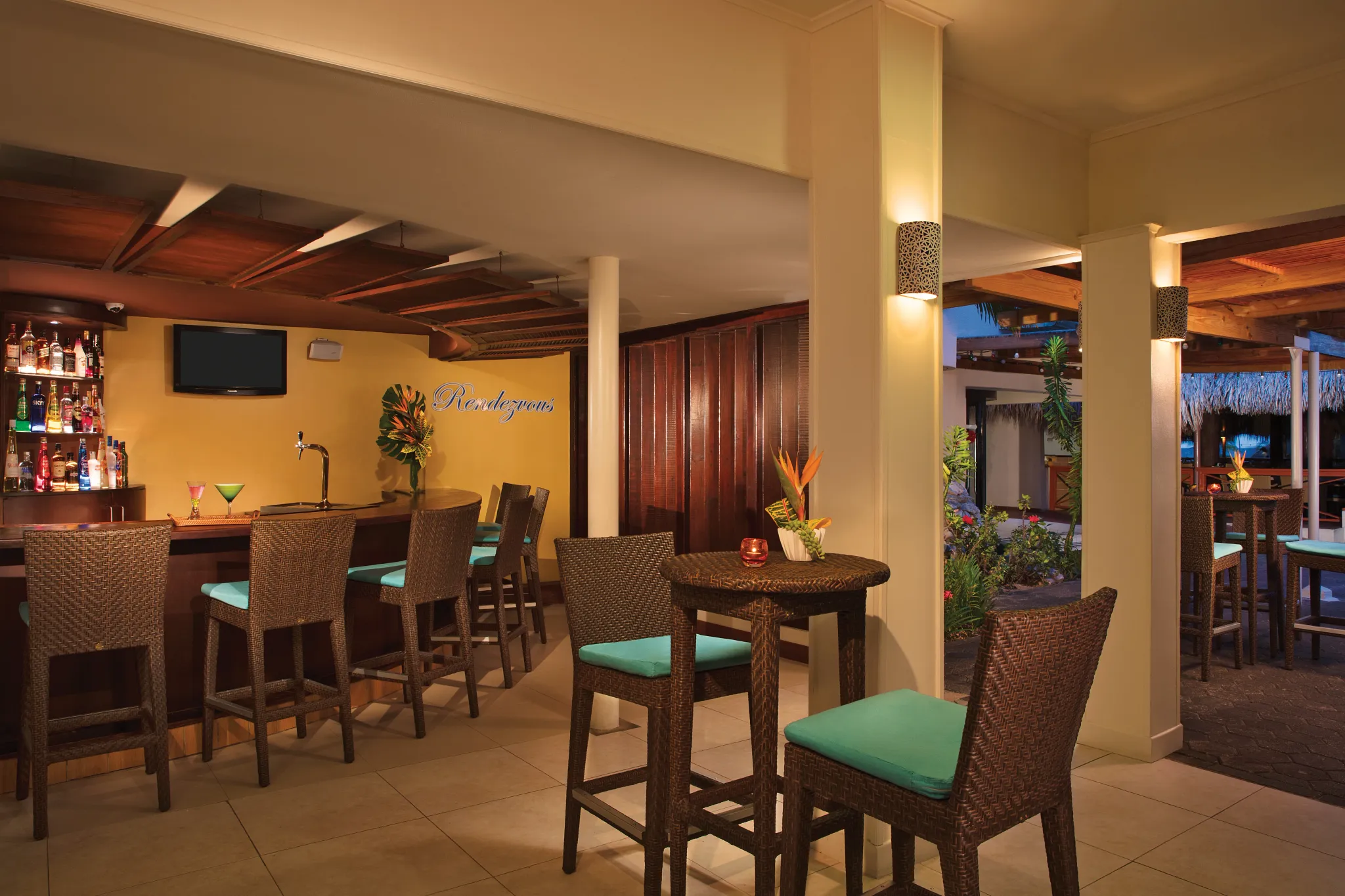 Rendezvous lobby bar at Sunscape Curaçao Resort featuring a cozy lounge bar with wicker seating and tropical cocktails.